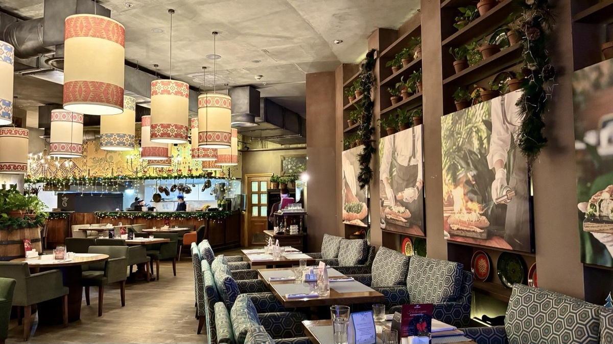 Заведение для семейных посиделок с маленькими детьми. Интерьер Ресторана «Баклажан» в Санкт-Петербурге. Фото автора