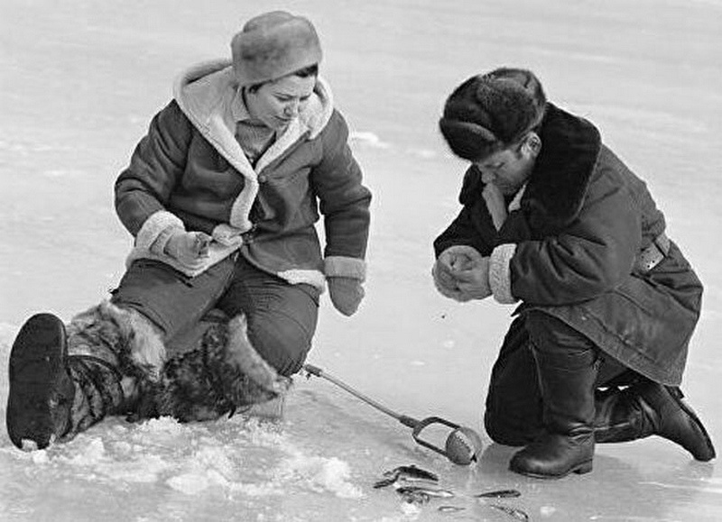 Рядом с ними ледобур формы "чашка"