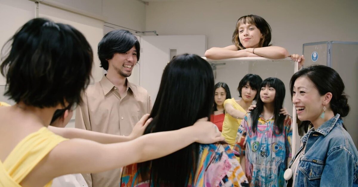 Кадр из фильма "Красный почтовый ящик на улице Эшер" (2020): в костюмерной