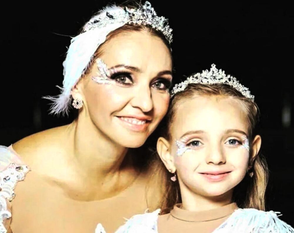 Дочь очень похожа на маму, такая же красавица