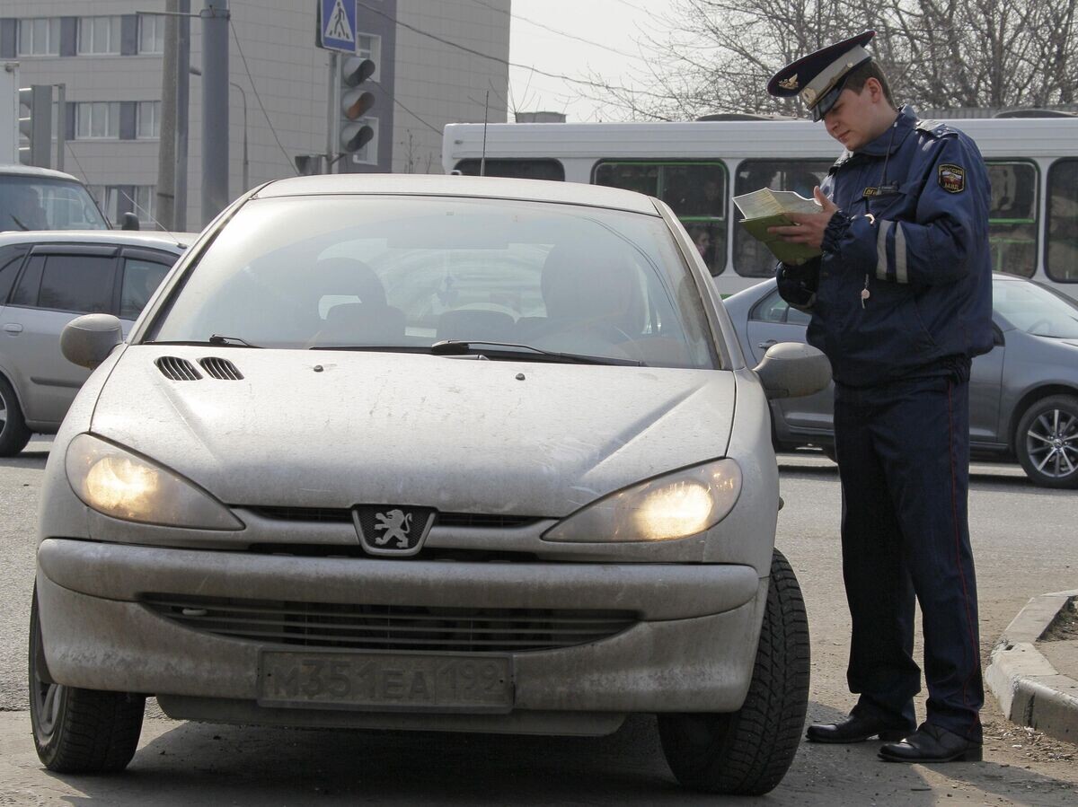    Сотрудники ГИБДД задерживают грязные автомобили на посту ДПС. Архивное фото© РИА Новости . Виталий Белоусов