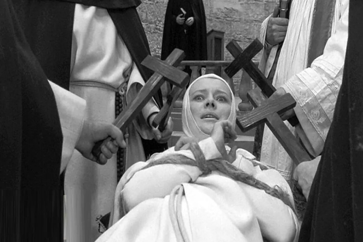 В 17 веке коллективная истерия (эпидемия одержимости бесом) охватила монашек из монастыря урсулинок в Лудэне.
Фото: Кадр из фильма «Мать Иоанна от ангелов», 1961 год