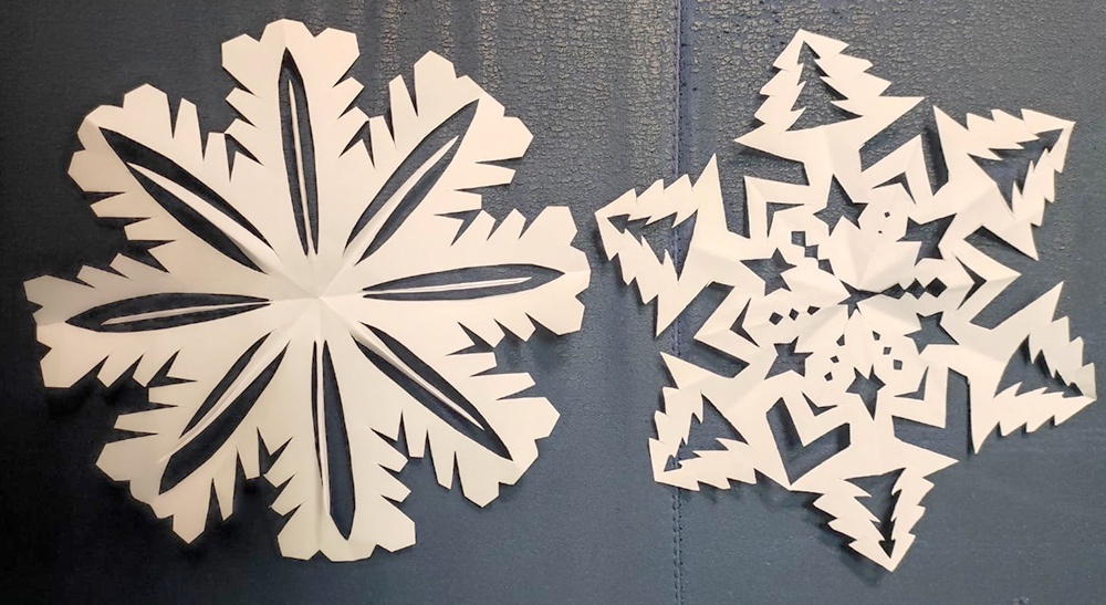    Можно не просто импровизировать, взяв в руки ножницы, но и скачать шаблоны для вырезания снежинок из интернета. / Фото: Симона Филимонова