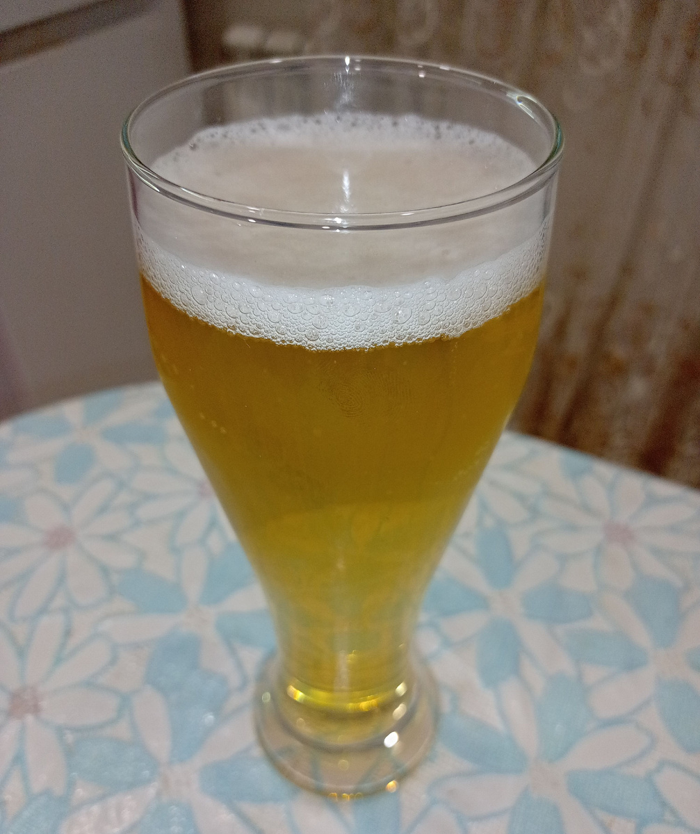 Готовое медовое пиво в красивом бокале