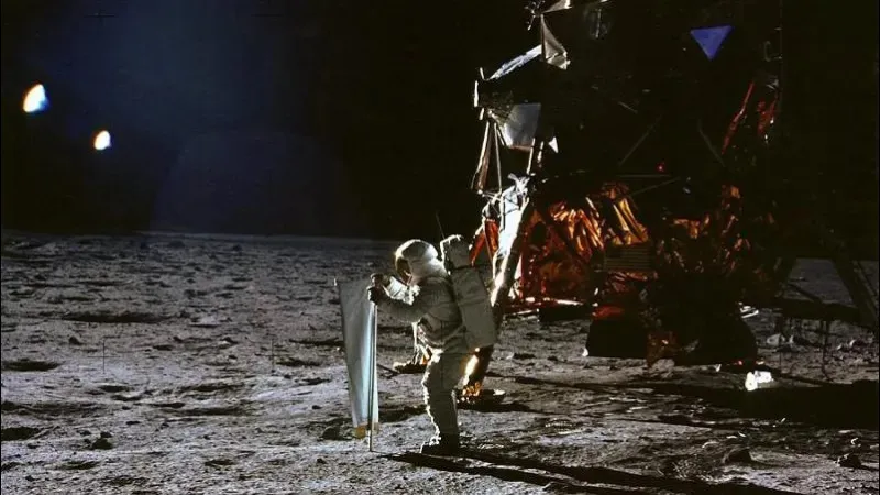 В 1969 году «Аполлон-11» впервые доставил людей на поверхность Луны. На фотографии Базз Олдрин настраивает эксперимент по изучению солнечного ветра в рамках миссии «Аполлон-11», а Нил Армстронг делает снимок.