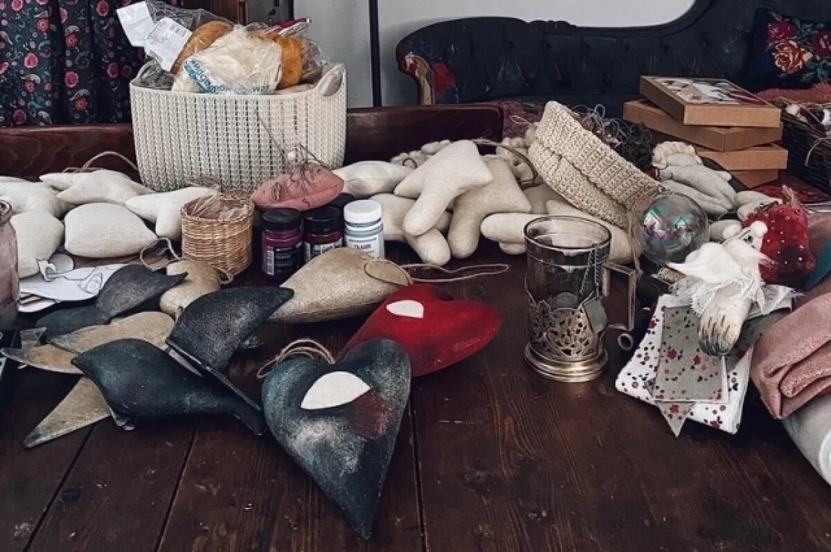    Для создания новогодних игрушек можно использовать многие материалы: натуральный лён, бисер, жемчуг, хрустальные бусины, шерсть, фетр, мулине, винтажные кружева и даже антикварные аксессуары.