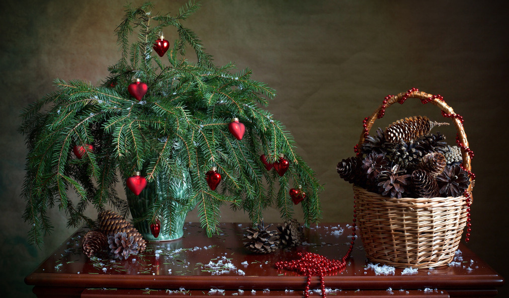 Дом украшали еловыми ветками