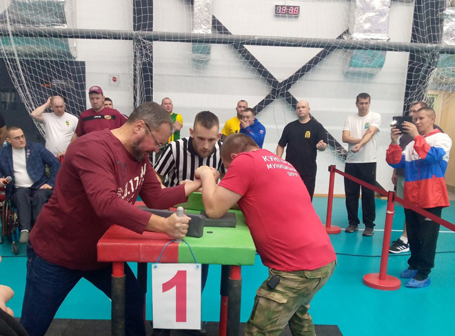 
Наш земляк Михаил Кузнецов (справа) не знал себе равных в борьбе на руках