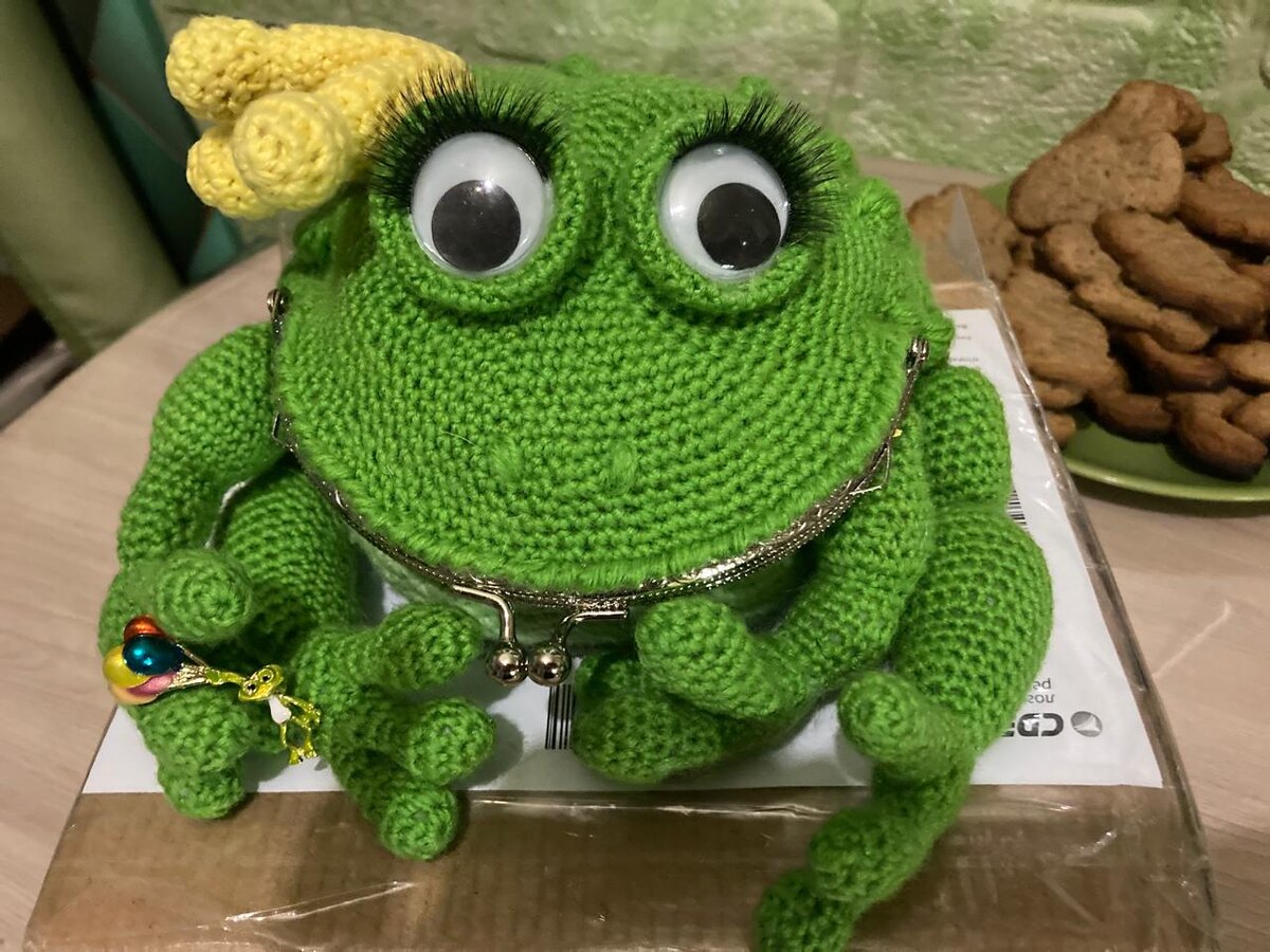 Капа в день приезда. Только-только из коробки выбралась, ещё и корона набекрень и примята! 