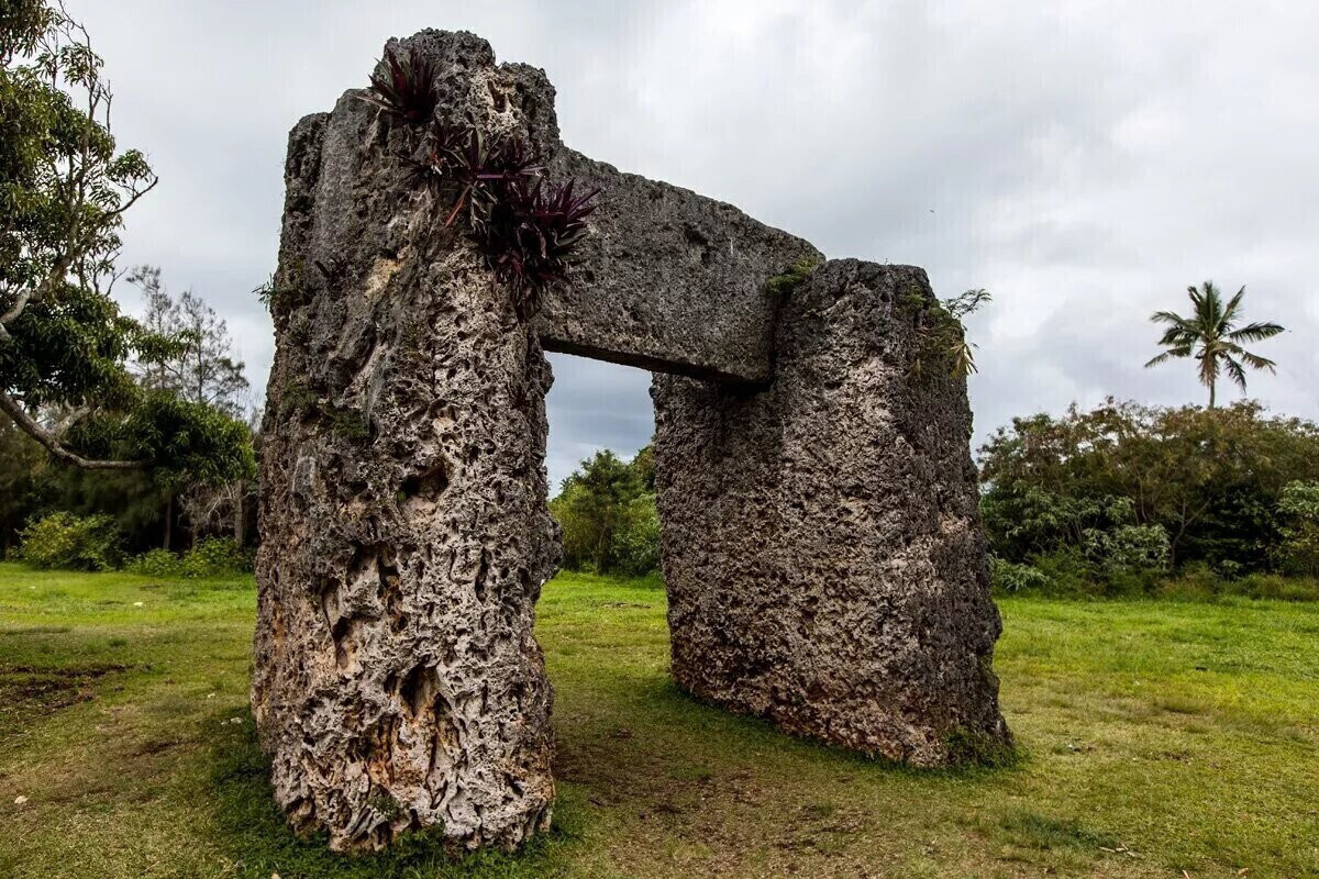 Мегалитическая арка Хаамонга-а-Мауи в северной части острова Тонгатапу юго-западной части Тихого океана, относящейся к Полинезии.