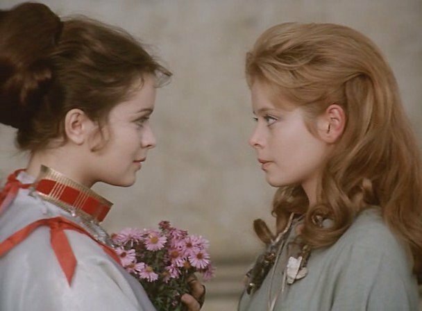 Чешская версия, на мой взгляд, гениальна именно актерским сестринским составом. Они очень похожи и в то же время разные. Одна нежная и хрупкая, вторая яркая и уверенная. Концентрированный восторг!