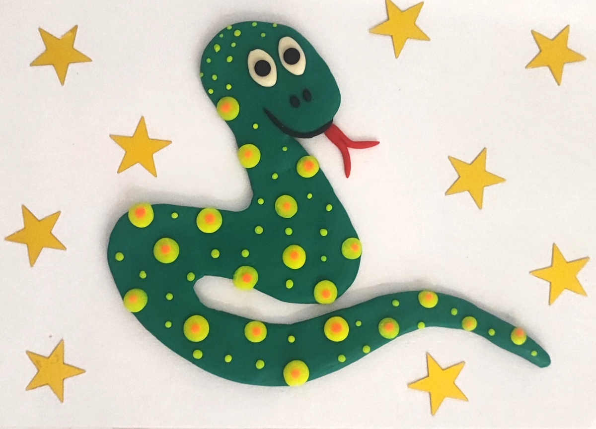 Готовый вариант аппликации из пластилина на картоне Зелёная змея на канале Лепим с Таней.