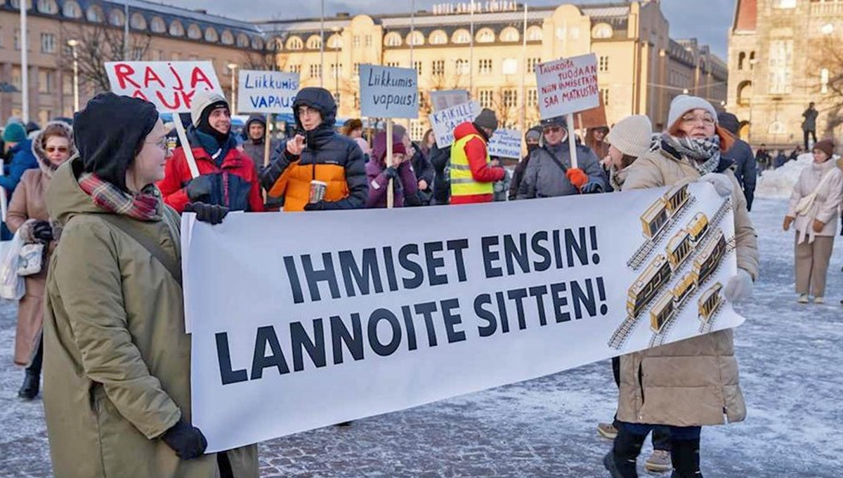 Чемодан, вокзал, Россия? Русскоязычные в Финляндии протестуют и просят открыть границу, а россияне советуют им ехать домой