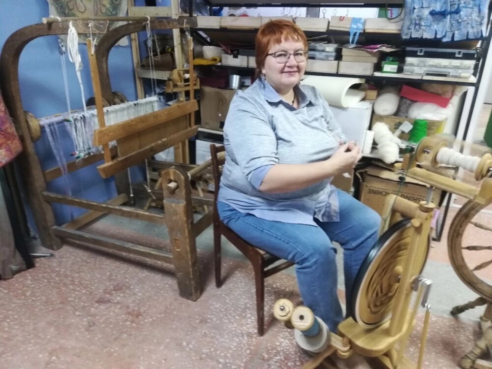    Прядение и ткачество - сопутствующие ремёсла. За спиной мастера - её первый станок, которому больше 100 лет. Фото: «АиФ-Урал»/ Рада Боженко