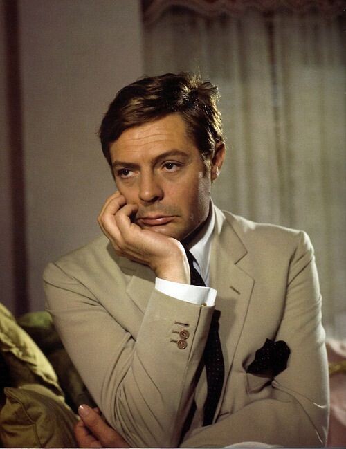 Кадр из фильма с Марчелло Мастрояни