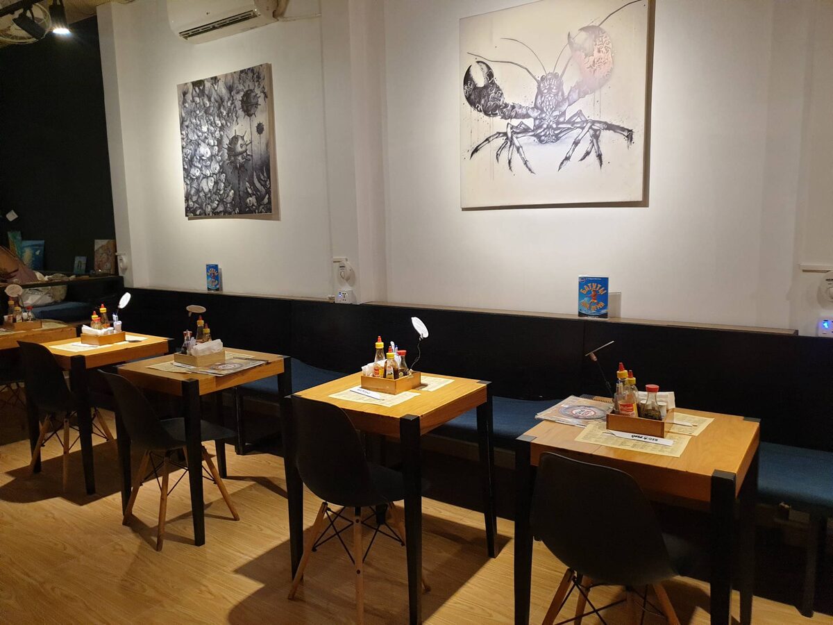 Столики вдоль стены