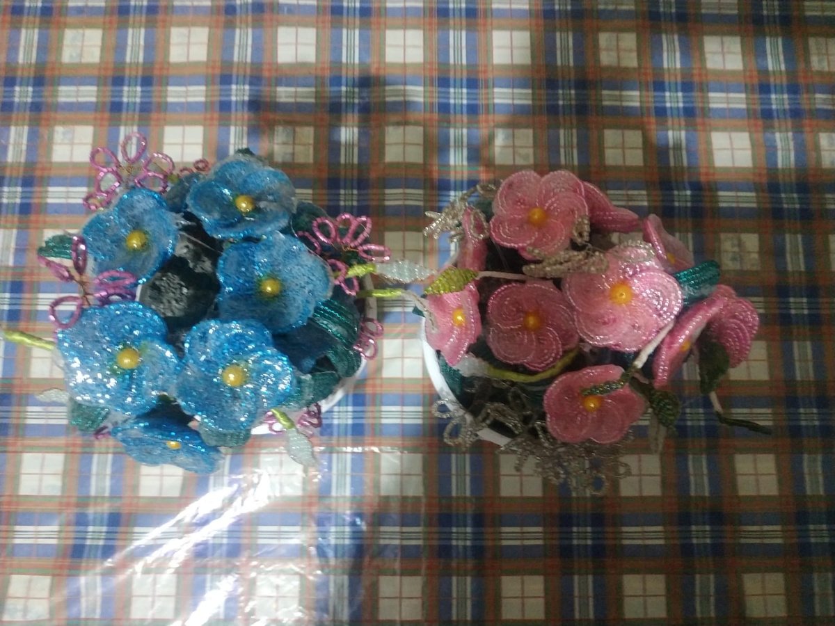  Бисер розовый , и голубой, зелёный, белый,  розовый ,  бусины жёлтые. 