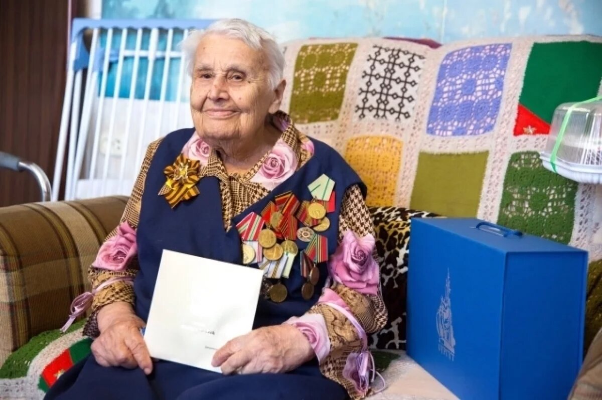    Почетную сургутянку в ее день рождения поздравили волонтеры.