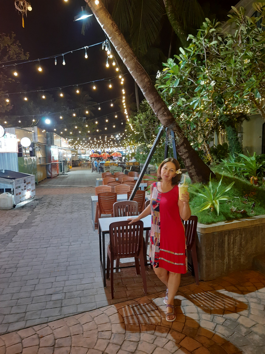 Вечером в нашем комплексе Марина