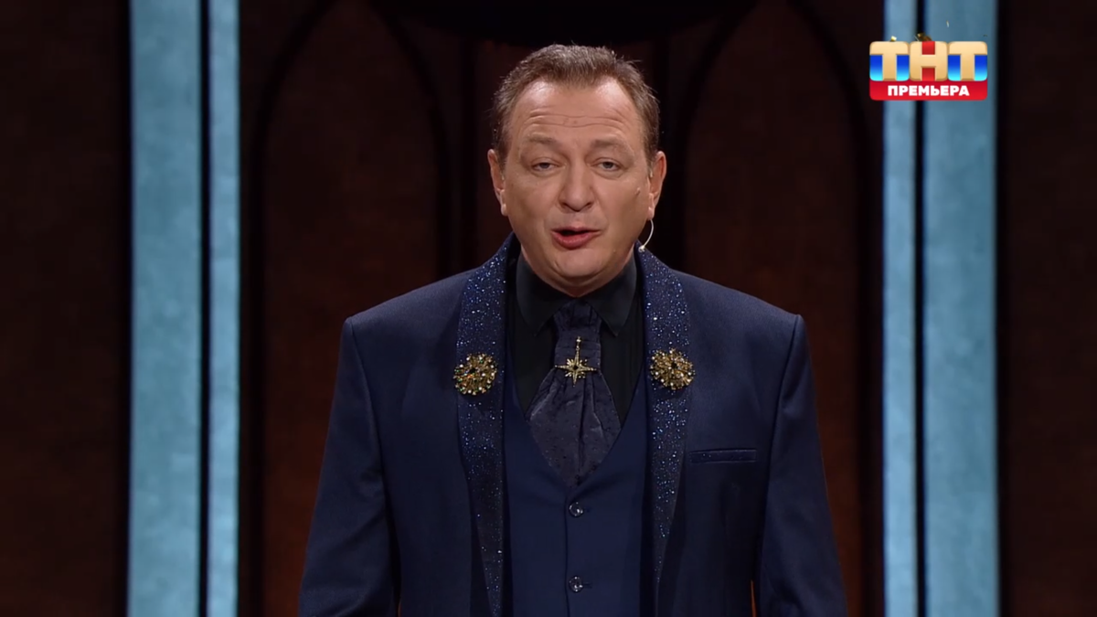 костюмы всегда шикарные, с брошками)))