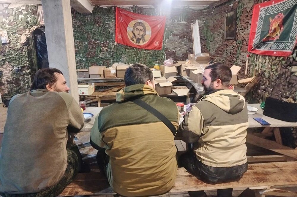    Вот такая «столовая» у наших бойцов (отец Алексий – крайний слева). Фото: предоставлено героем публикации.