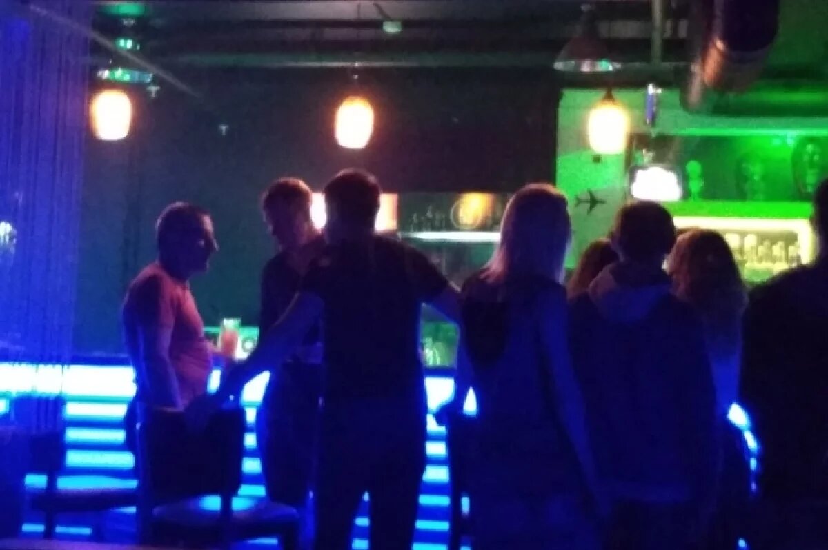    Появилось видео полыхающего ночного клуба с людьми в Якутии
