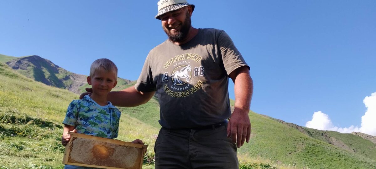 Угощение свежайщим мёдом юного туриста из Москвы