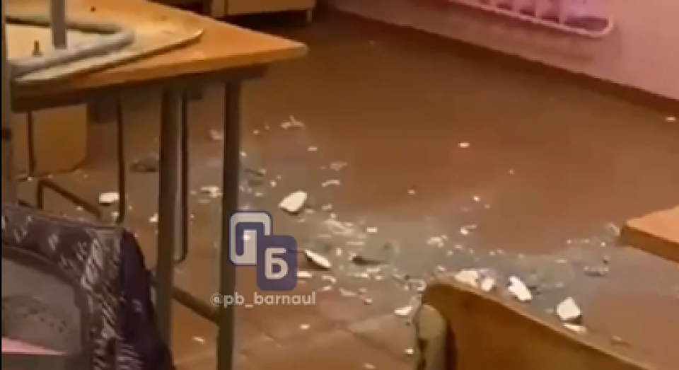    В школе в Топчихинском районе обвалился потолок. Источник: Кадр из видео