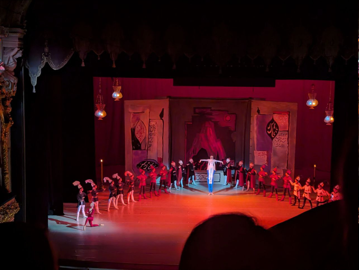 Вид из ложи 2-го яруса также немного перекрывает верхняя часть царской ложи