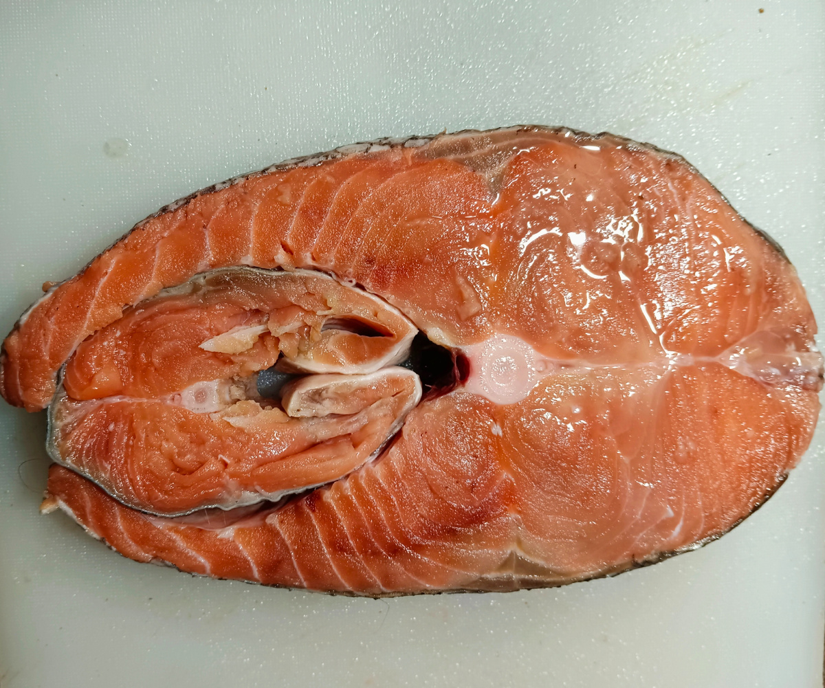 Чавыча и кижуч в сравнении. Чавыча огромная рыбинка справа. Она обнимает стейк кижуча