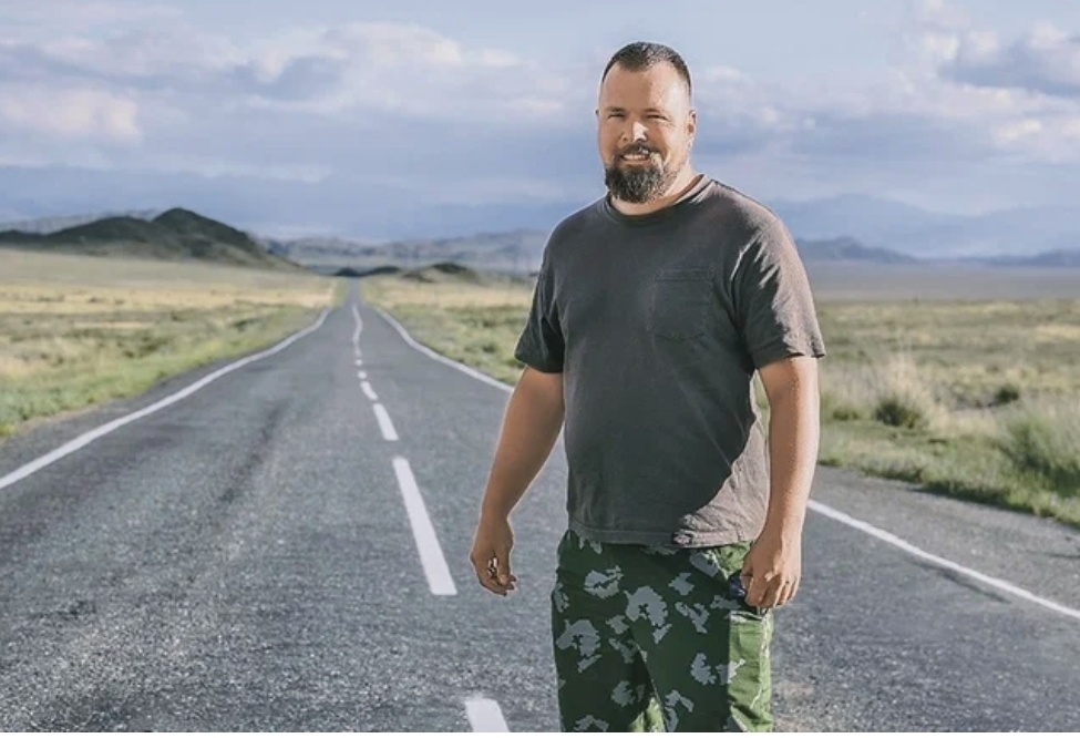 Американец, желающий на просторах нашей Родины создать свою Америку. Цитата из интервью, ссылка на которое будет по тексту ниже: "У нас будет не коммуна, не община, не кибуц. К черту кибуц! Это будет такая старая, потерянная Америка плюс щедрые русские реалии". Источник фото: kp-ru. 