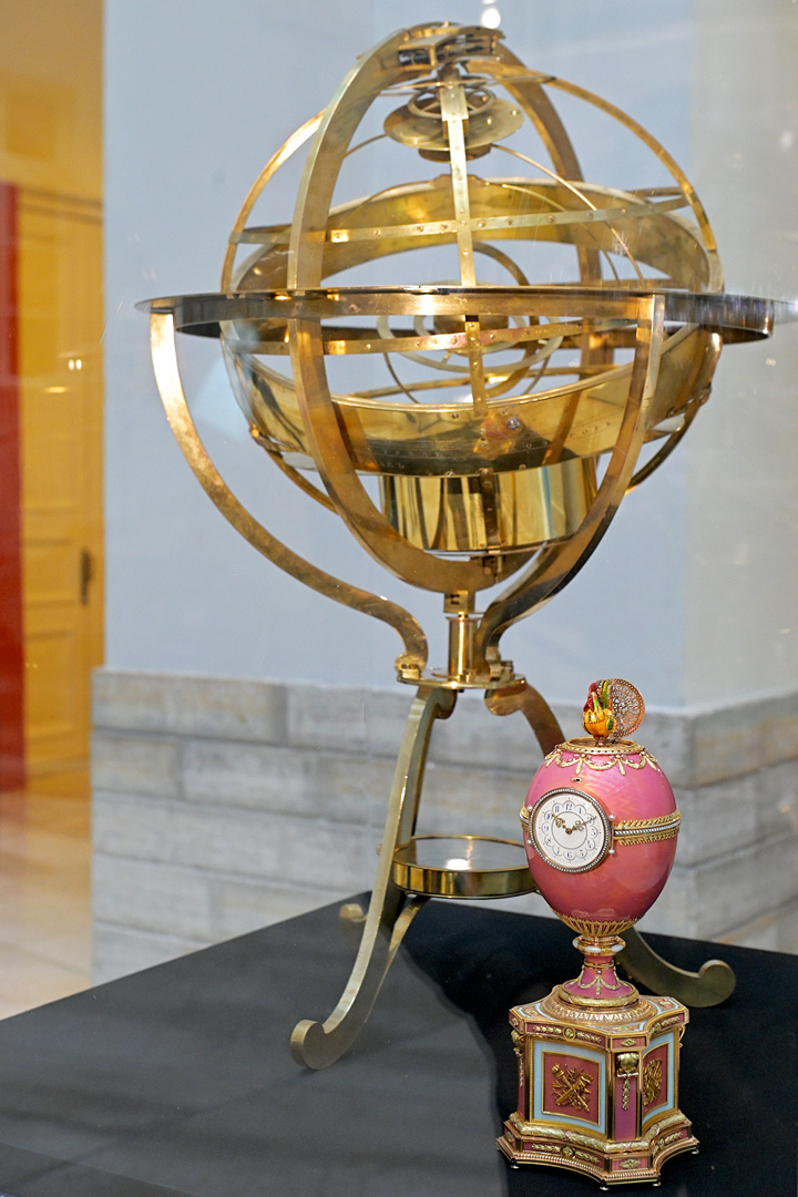 Армиллярная сфера. Россия, Санкт-Петербург, 1801; Часы-яйцо Ротшильда. Санкт-Петербург, 1902. Государственный Эрмитаж. Главный штаб. Ноябрь 2024. Фотография: Станислав Марченко