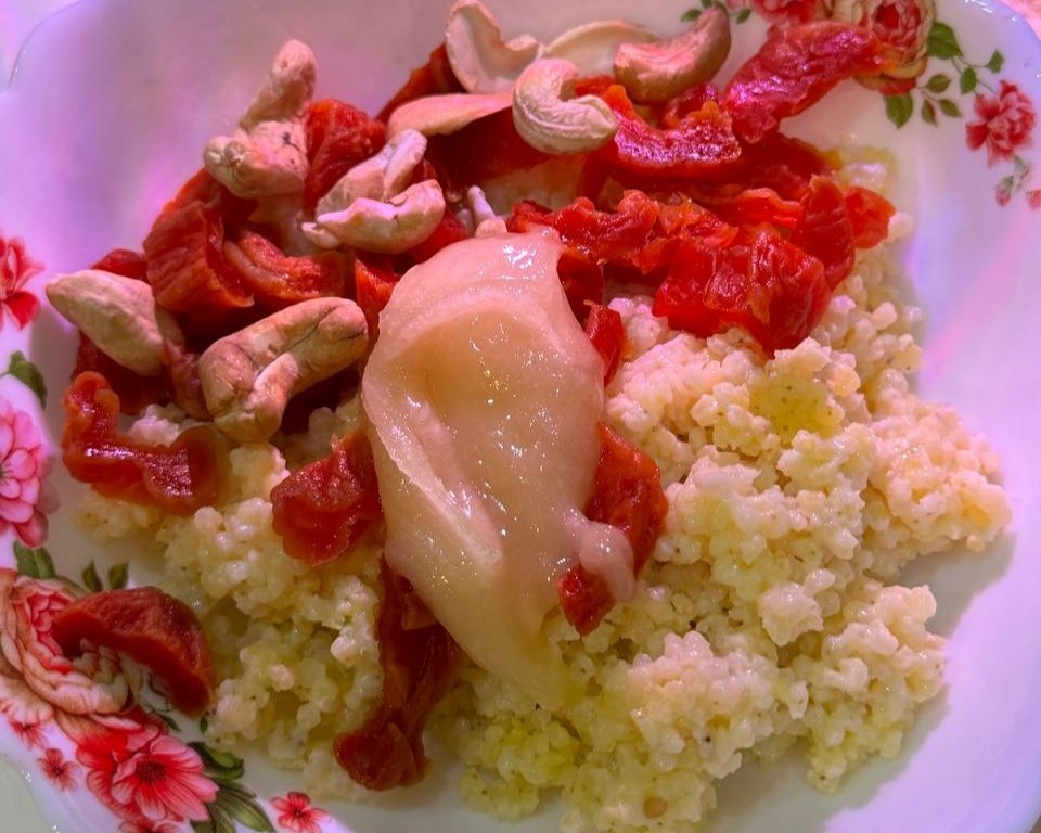 Пшённая каша с мёдом, орехами и курагой. Фото автора