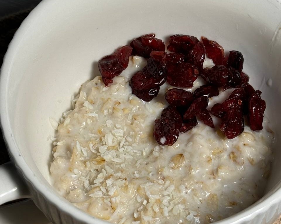 Кокосовая овсянка с клюквой. Фото автора