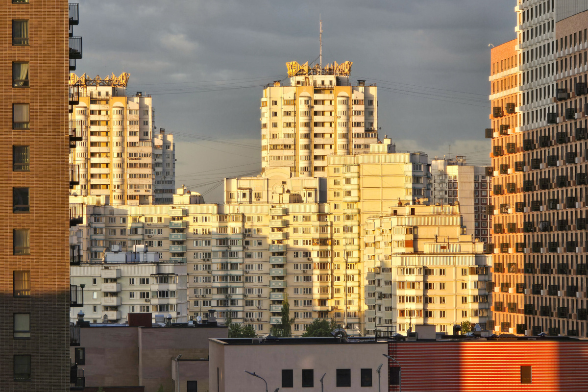 Вид из окна на рассвете