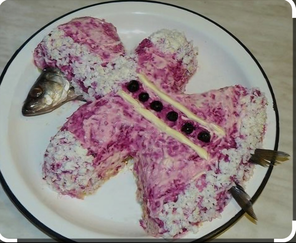 Остроумное современное оформление салата "Селёдка под шубой".