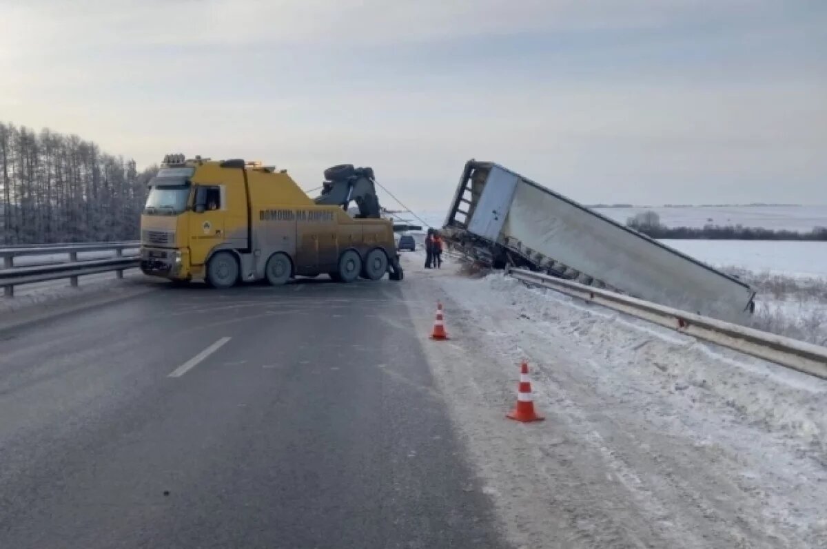    На Тюменском тракте ограничили движение из-за фуры в кювете