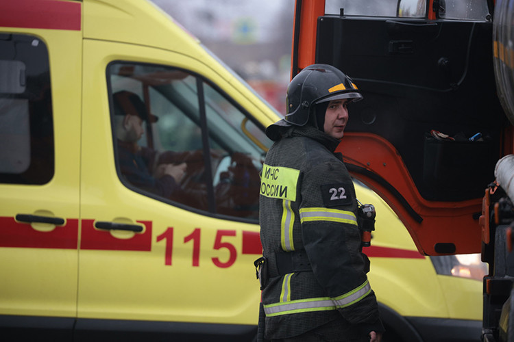    Вместе со спасателями Антон обошел эти этажи. Но, к счастью, все жильцы уже самостоятельно эвакуировались из здания.   
Фото: Сергей Елагин