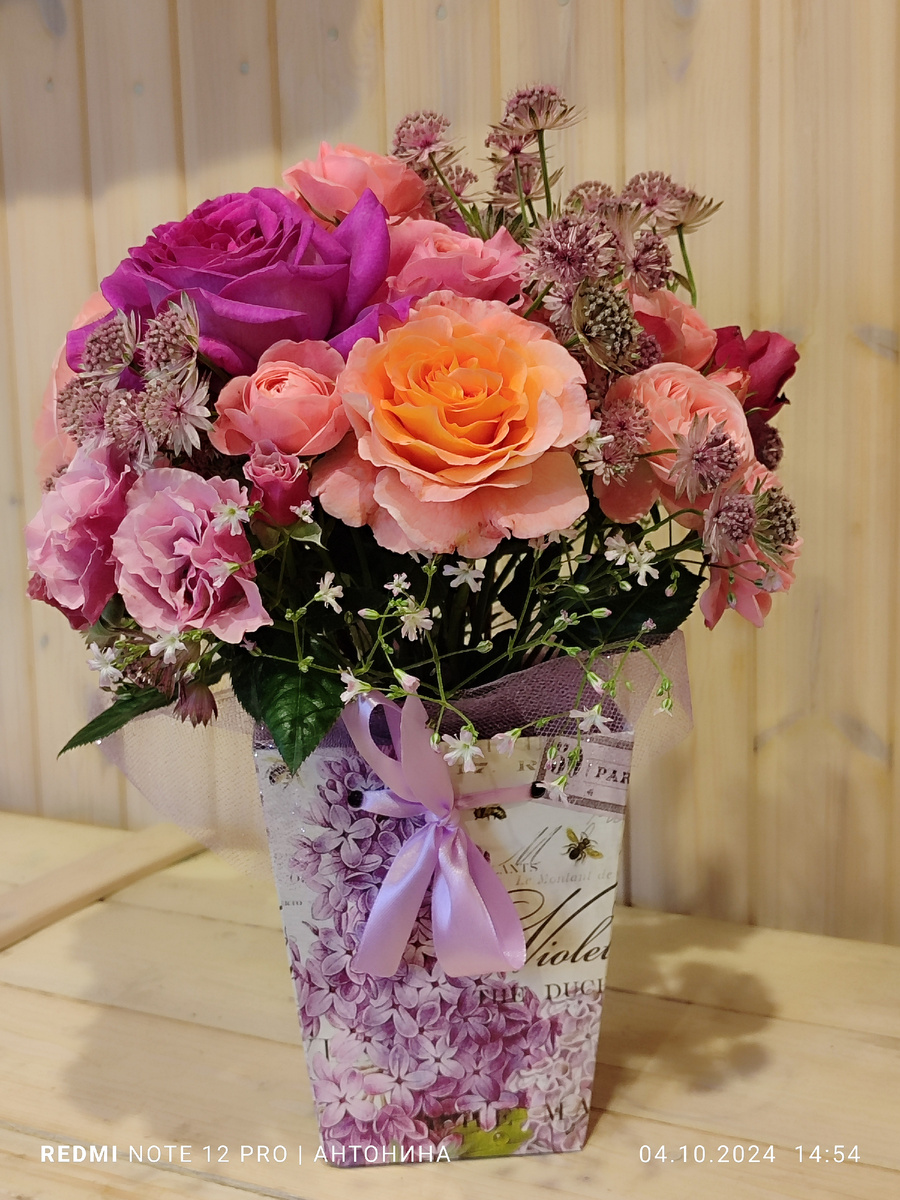 Астранция сорта Рома в букете с розами.