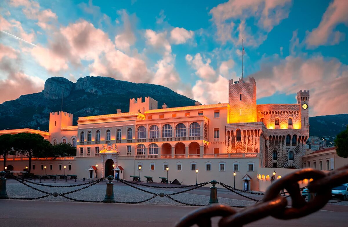Княжеский дворец в Монако — официальная резиденция семьи Гримальди начиная с 1297 года. Расположен на плоской вершине скалистого утёса, который на 60 метров возвышается над уровнем моря. Дворец был основан как генуэзская крепость в 1215 году. На протяжении своей истории сооружение многократно расширялось и перестраивалось. Во внутреннем дворе дворца, вымощенном разноцветной галькой в виде геометрических фигур, проводятся знаменитые летние концерты под открытым небом. 