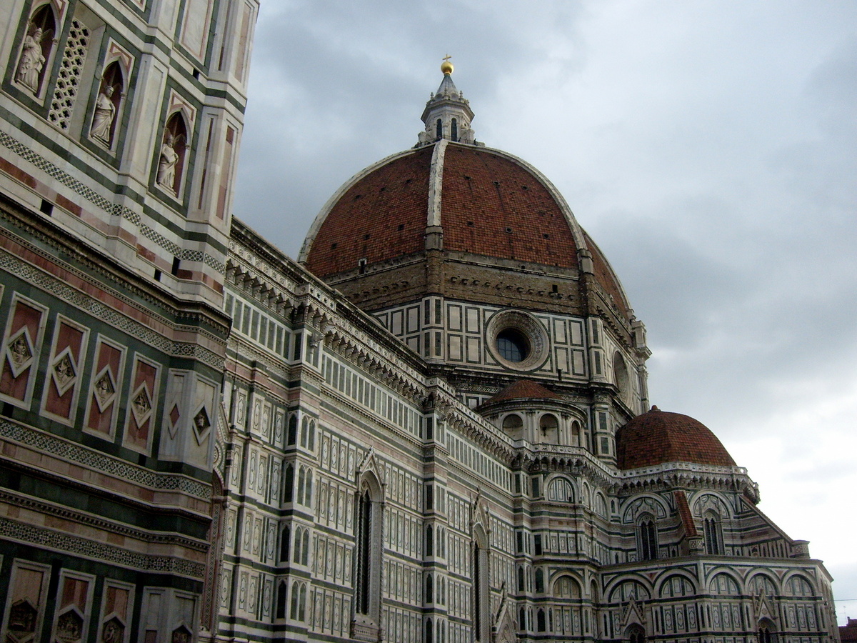 Во-о-он на ту смотровую площадку над куполом не захотел подниматься пешком. Там видны фигурки людей