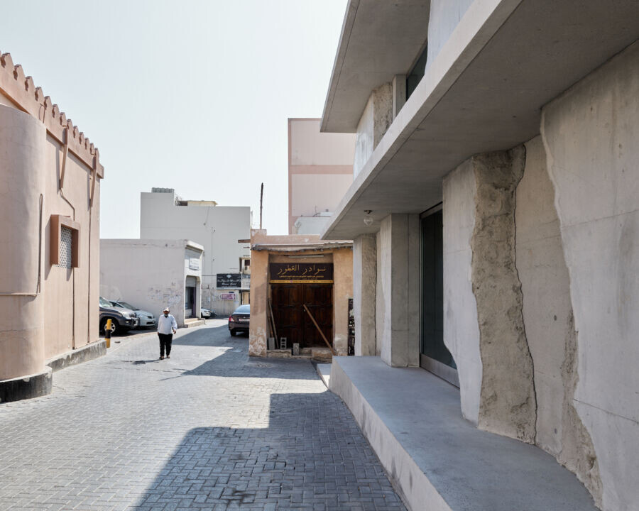 Previous© Studio Anne HoltropКайсария Сук и Амарат Фахкро играли важную роль в производстве жемчуга, потому что именно здесь располагались кафе, где производились некоторые закупки жемчуга.© Studio Anne HoltropСтудия Энн Холтроп также реализовала „15 Кайсария Сук и Амарат Фахкро“ в Мухарраке, Бахрейн, в 2020 году.© Studio Anne HoltropКайсария Сук и Амарат Фахкро играли важную роль в производстве жемчуга, потому что именно здесь располагались кафе, где производились некоторые закупки жемчуга.© Studio Anne HoltropDas Studio Anne Holtrop hat 2020 auch das „15 Qaysariyah Suq and Amarat Fahkro“ in Muharraq, Bahrain, realisiert.© Studio Anne HoltropDer Qaysariyah Suq und der Amarat Fahkro spielten eine wichtige Rolle in der Perlenwirtschaft, denn hier befanden sich Cafés, in denen einige der Perlenankäufe getätigt wurden.Next1
2
