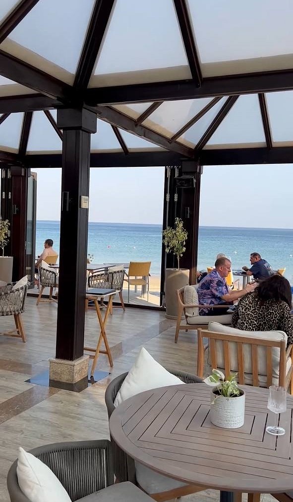 Бар у пляжа с видом на море