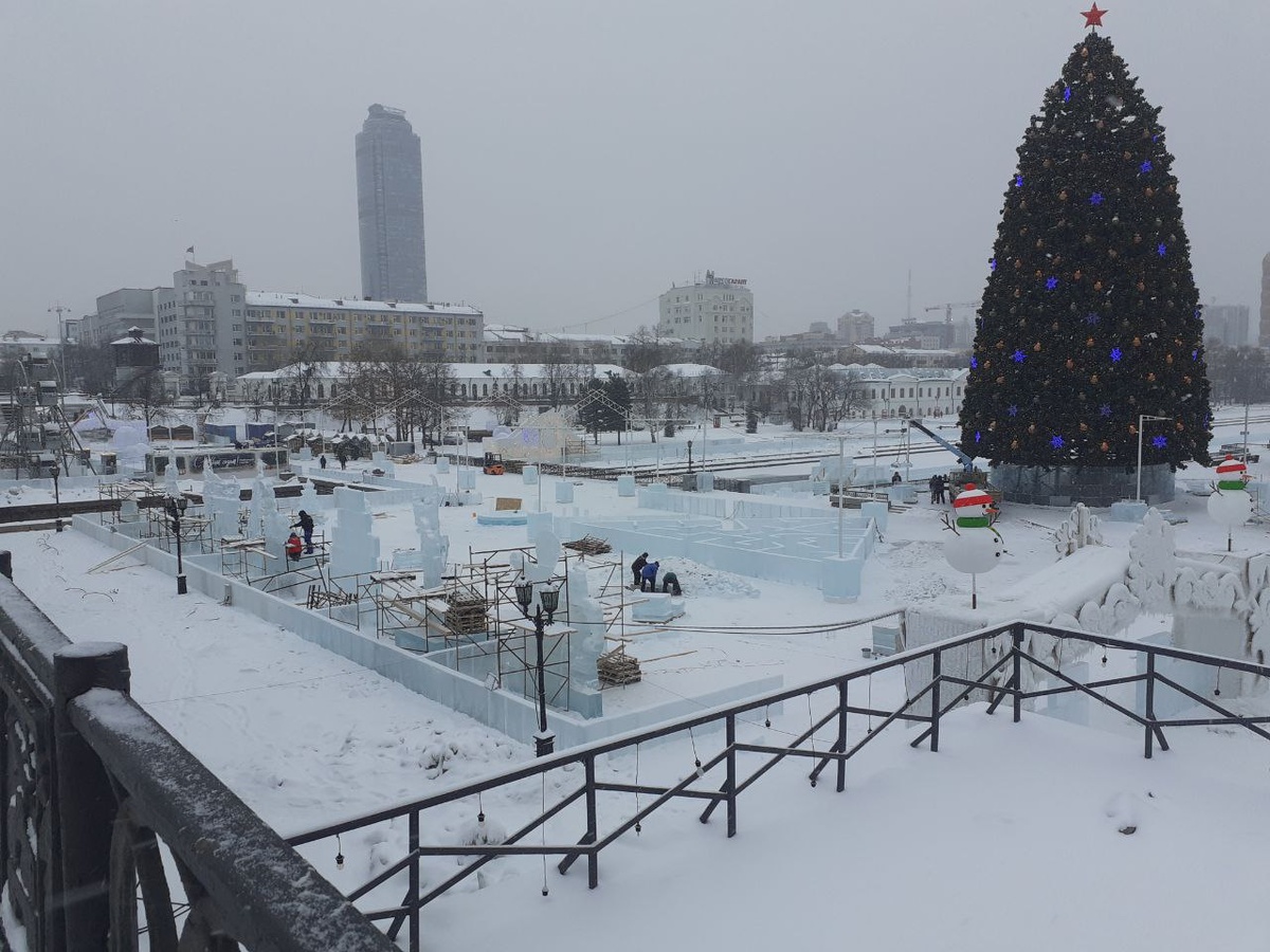 Подготовка к открытию Ледового городка