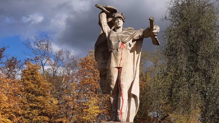    Памятник советским воинам в Чехии после атаки вандалов