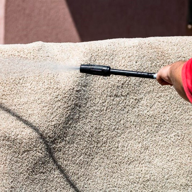 Небольшой ковер можно развесить во дворе на даче или взять с собой на мойку самообслуживания