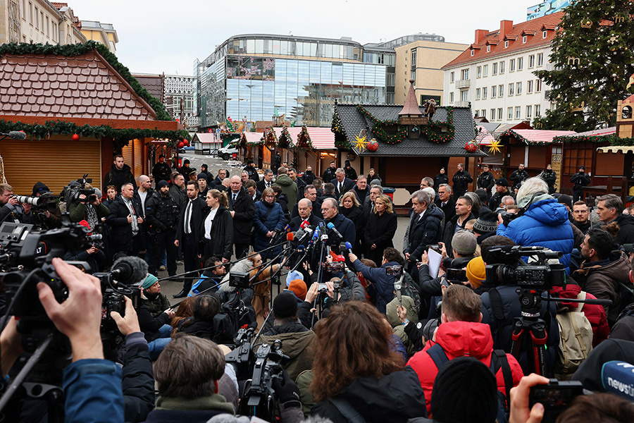 Christian Mang / Reuters📷Канцлер Германии Олаф Шольц и премьер-министр Саксонии-Анхальт Райнер Хазелофф на месте происшествия в Магдебурге