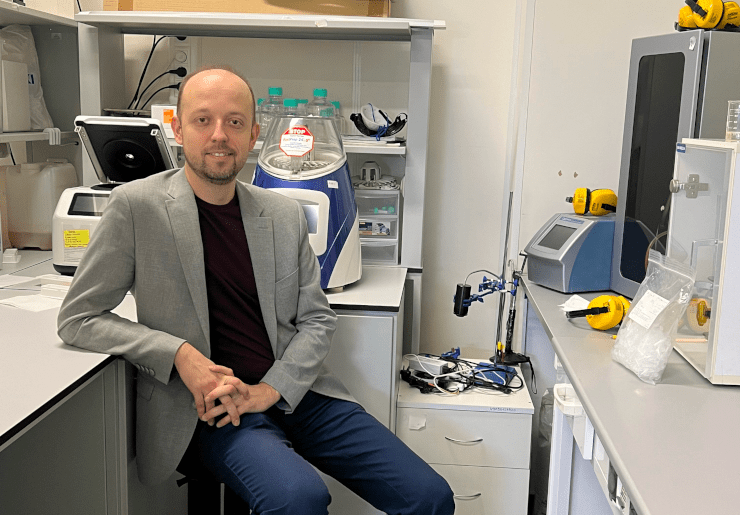 Максим Никитин в лаборатории