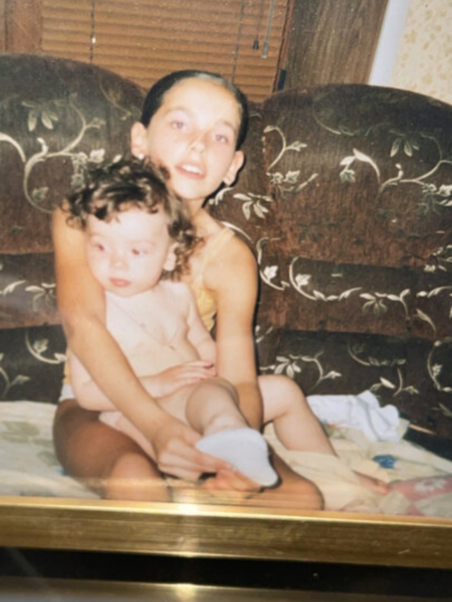 Лиза с младшей сестрёнкой