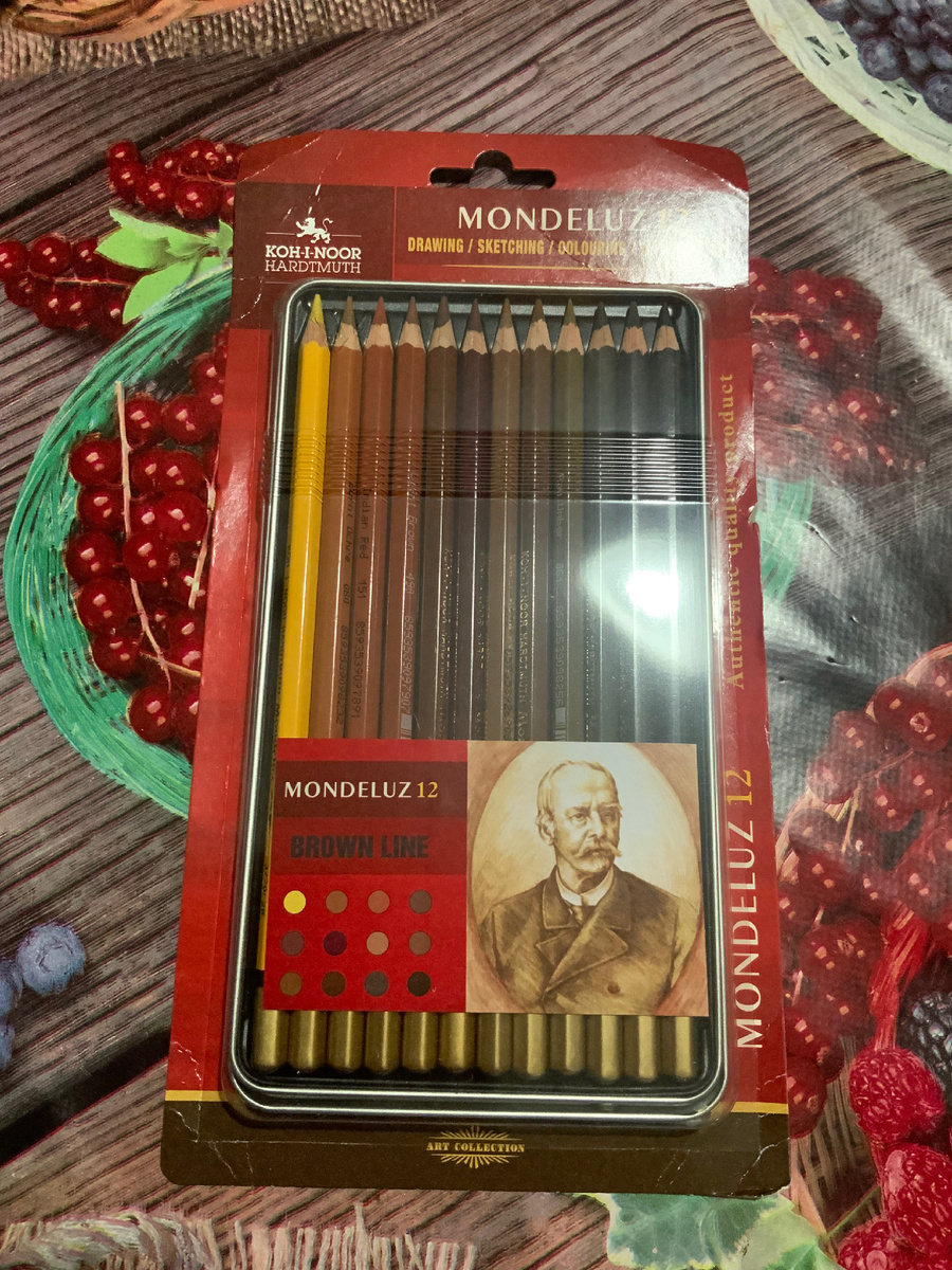 Вот так выглядит пенал с карандашами в блистере.